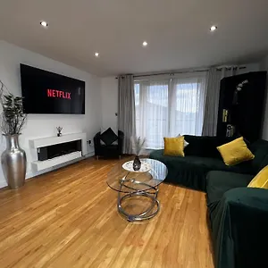 apt-emerald-apartment-2bed-2bath-baycity-centre.cardiffhotelswales.com/